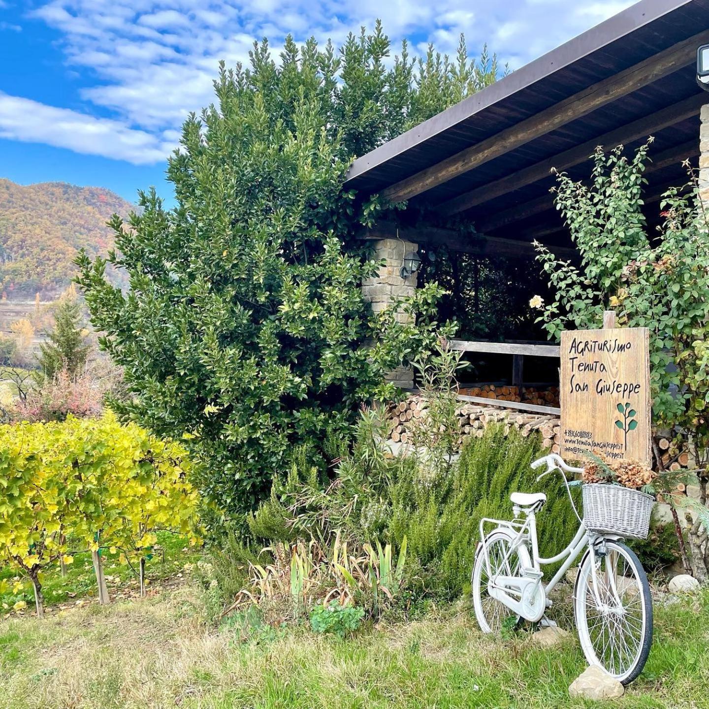 Agriturismo Tenuta San Giuseppe Cossano Belbo Kültér fotó